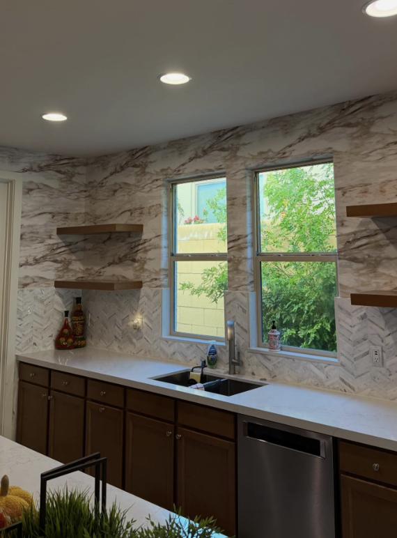 Marble-look wallcovering in a kitchen